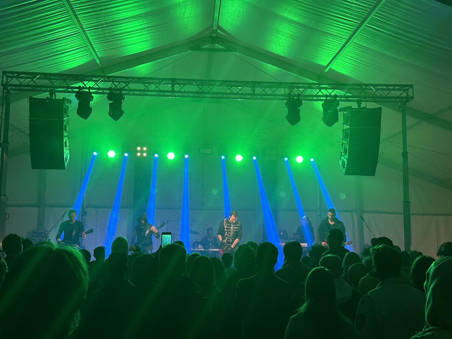 Concerto dal vivo: band sotto il tendone